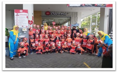 KUNJUNGAN KE PIZZA HUT